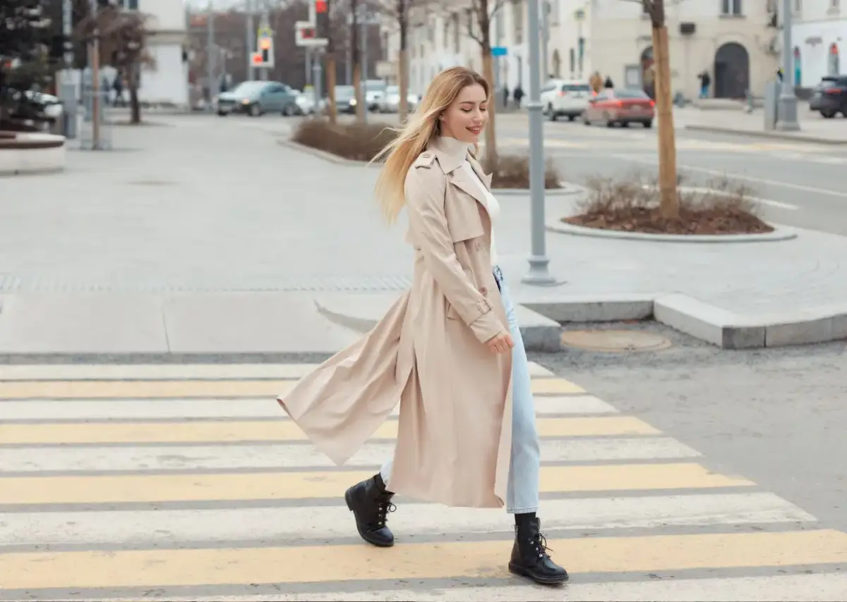 Modne płaszcze na wiosnę – trendy, kolory i inspiracje na sezon