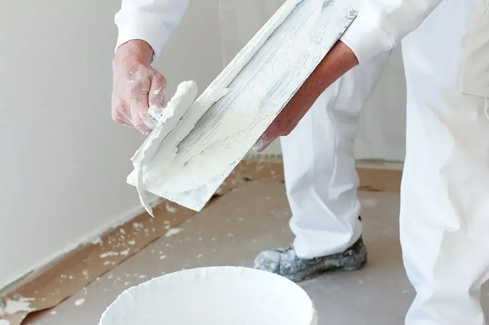 Ile wody do tynku gipsowego? Kluczowe proporcje i wskazówki dla każdego murarza