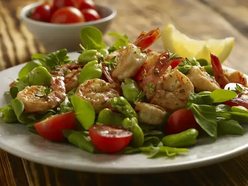 Jaką sałatkę do krewetek wybrać, by zachwycić smakiem?