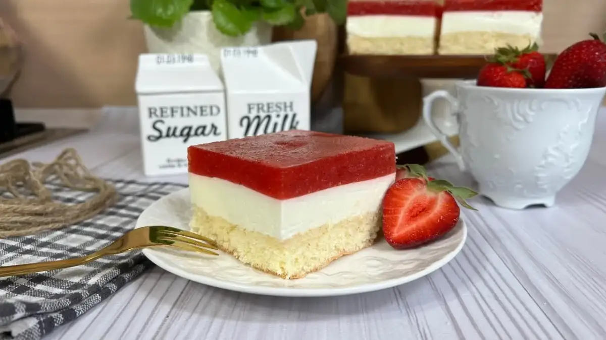 Przepis na ciasto z musem truskawkowym, które zachwyci każdego smakosza