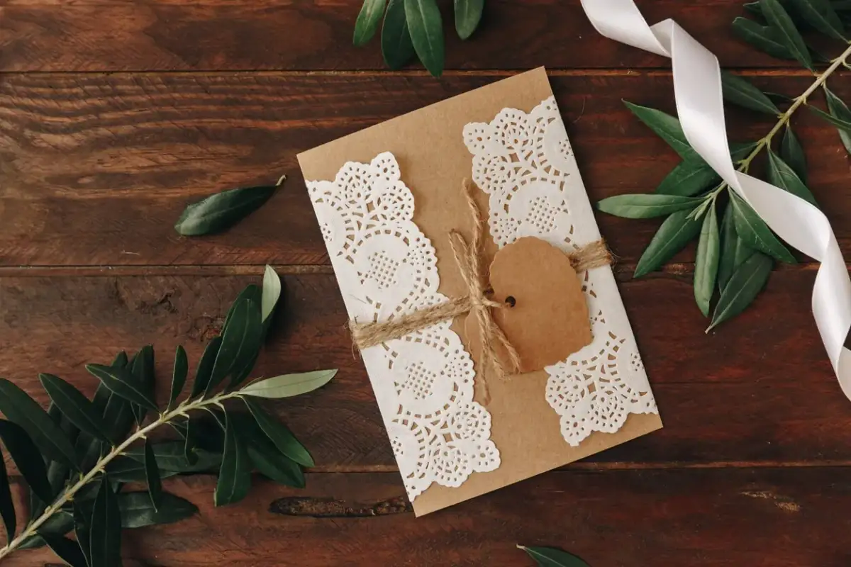 Jak zapakować kopertę na prezent, aby zachwycić i zaskoczyć obdarowanego