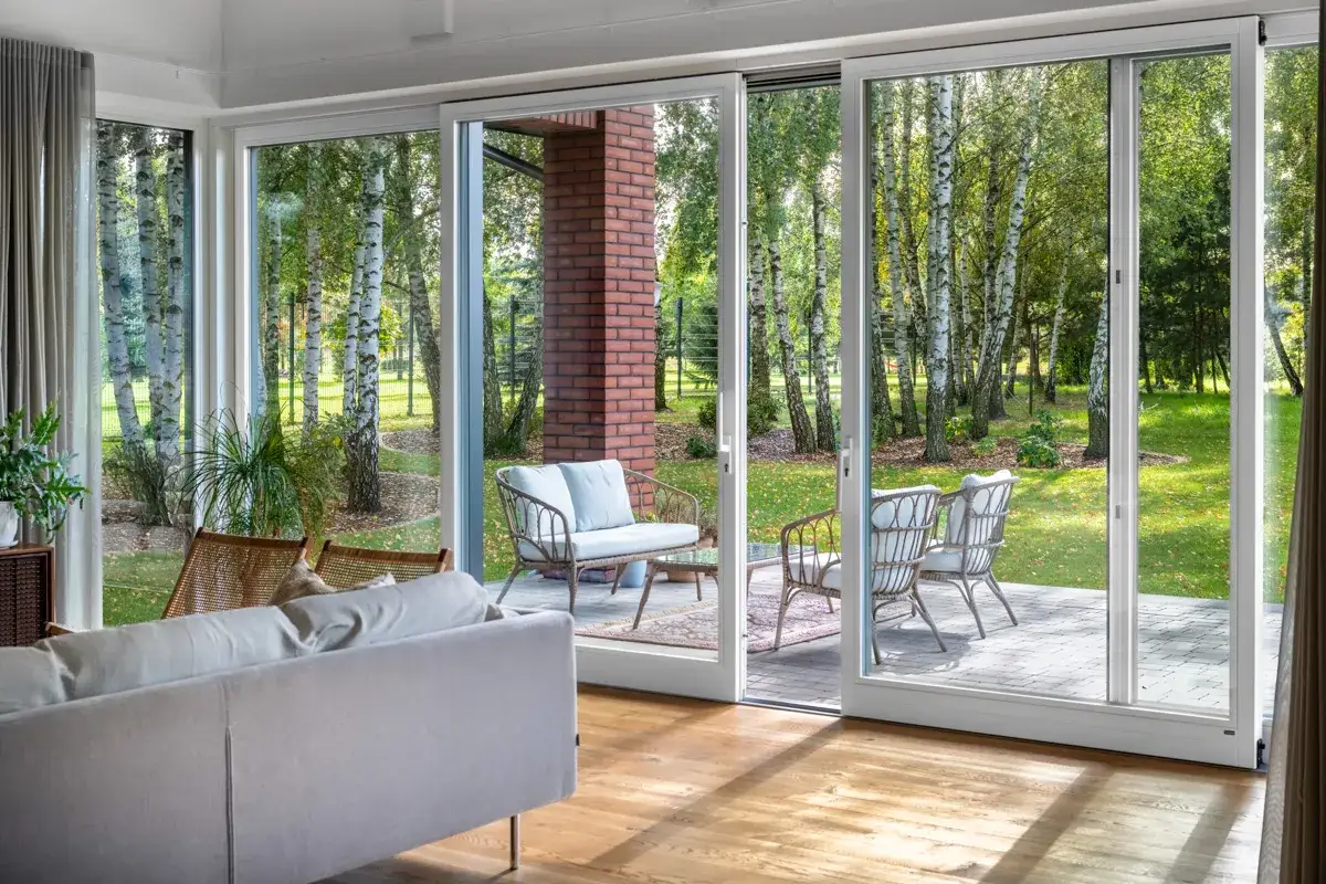 Okna tarasowe przesuwne czy otwierane – co wybrać dla wygody?