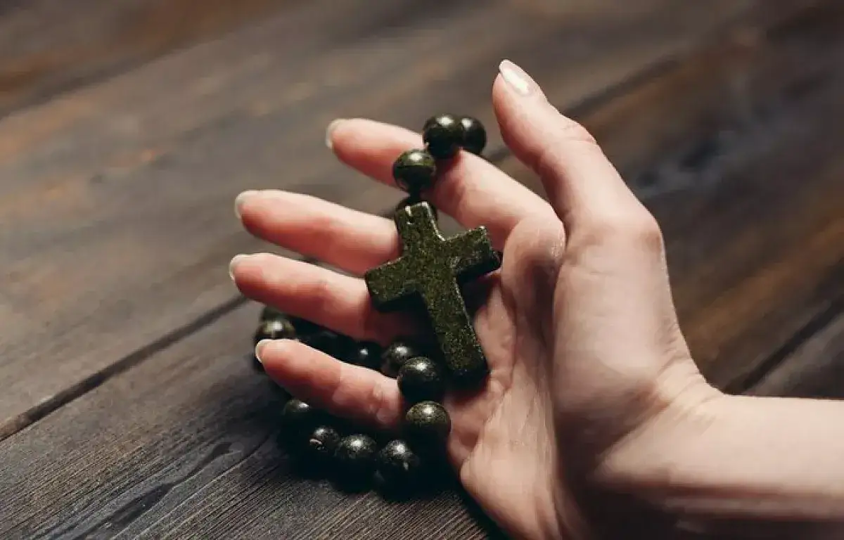 Co daje modlitwa różańcowa? Odkryj jej duchowe korzyści i znaczenie