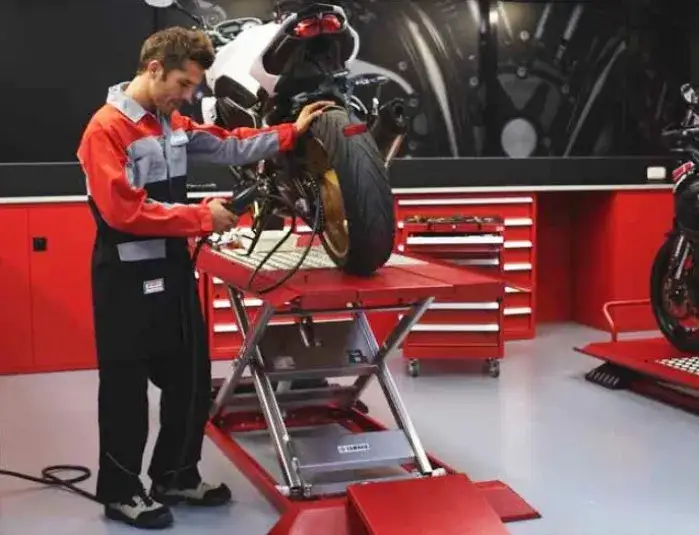 Ile zarabia mechanik motocyklowy? Zaskakujące fakty o wynagrodzeniu