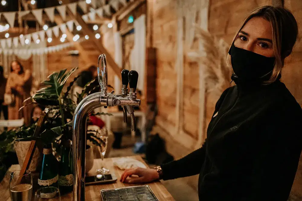 O co pytać barmana na wesele, aby uniknąć nieprzyjemnych niespodzianek