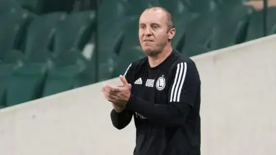 Ile zarabia trener Legii Warszawa? Prawda o jego zarobkach i kontrakcie