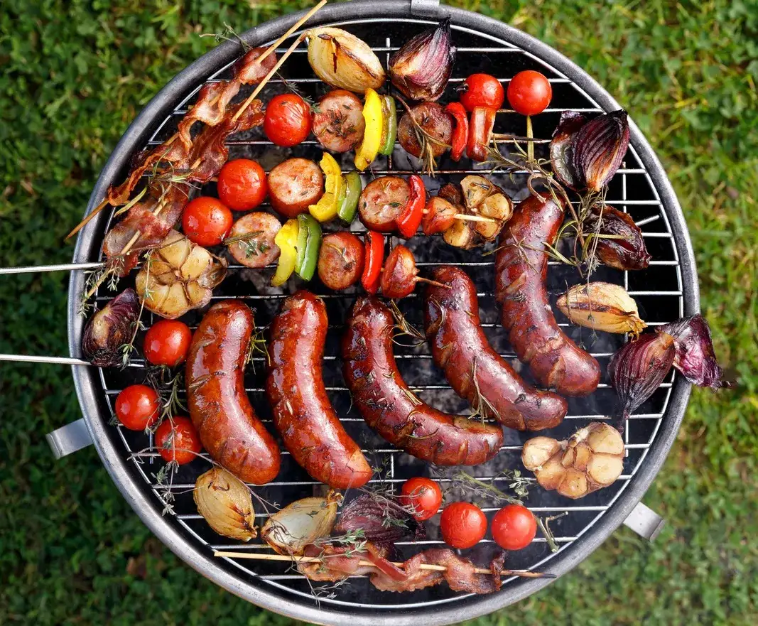 Co na grilla szybko i tanio: 15 przepisów na oszczędne grillowanie