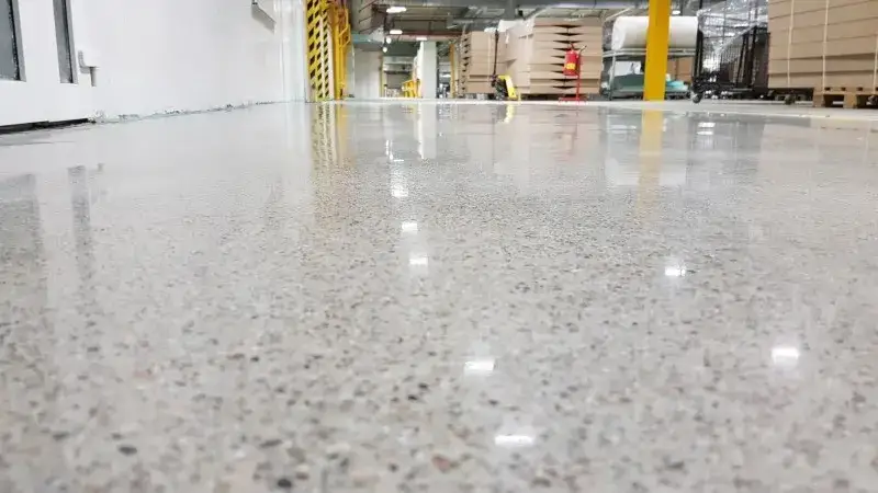 Poznaj najczęstsze przyczyny pękającej wylewki i skuteczne rozwiązania