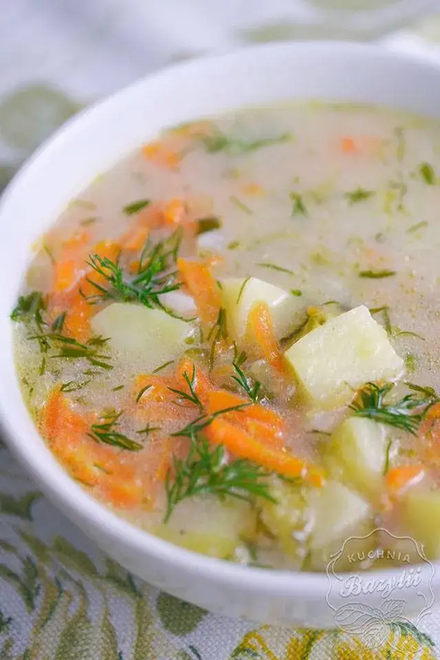 Jak zrobić pyszną zupę ogórkową z kiszonych ogórków – prosty przepis krok po kroku