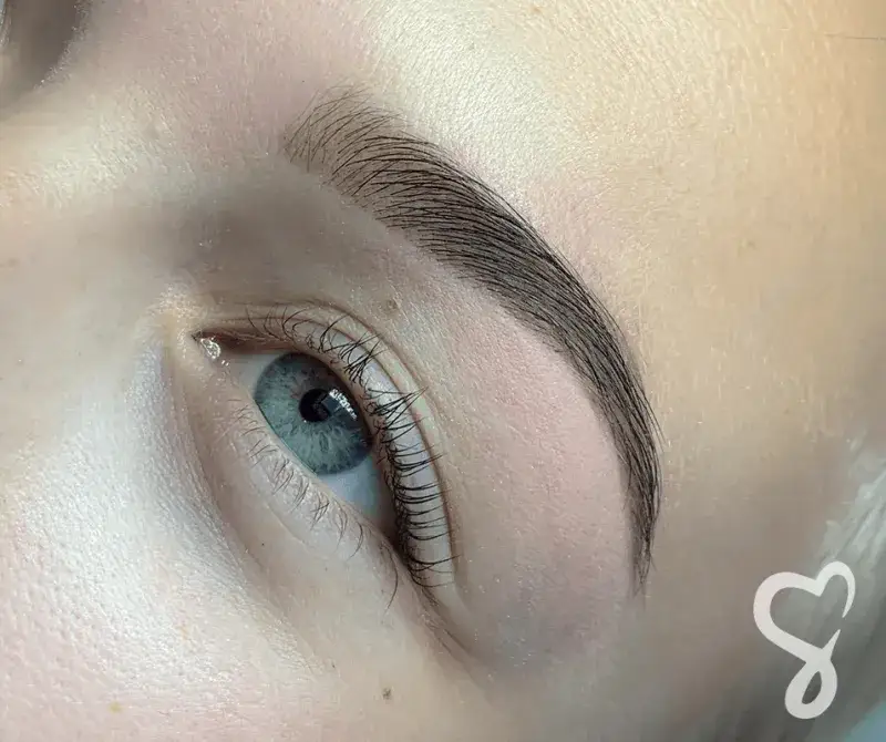 Ile utrzymuje się henna na włosach? Odkryj sekrety trwałości koloru