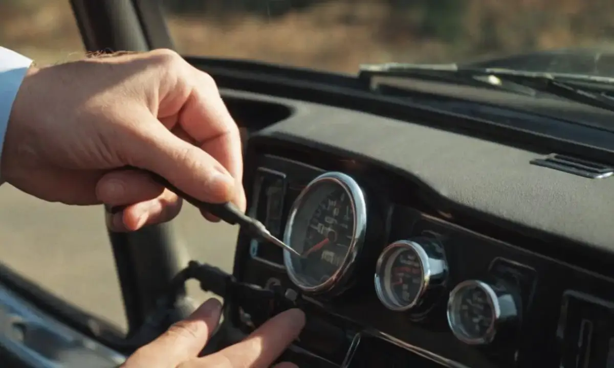 Proste metody jak naprawić wskaźnik paliwa: instrukcja krok po kroku