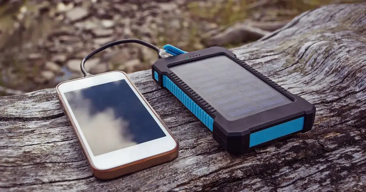 Jak naładować telefon bez prądu? Skuteczne metody w trudnych sytuacjach