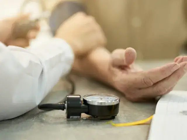 Jak prawidłowo zażywać leki na nadciśnienie – uniknij błędów i skutków ubocznych