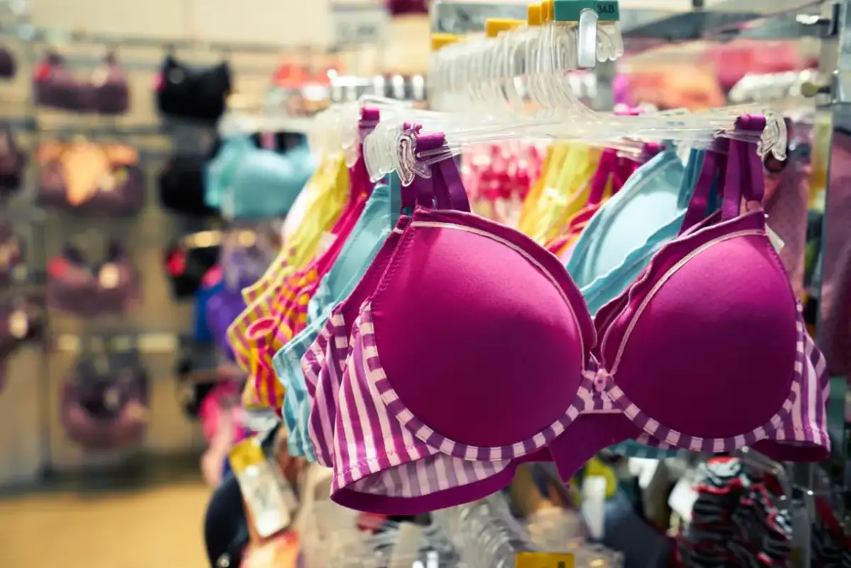 Idealne staniki dla małego biustu: jak optycznie powiększyć pierś