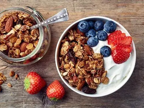 Czy granola jest dietetyczna? Sprawdź, co warto wiedzieć o jej składzie