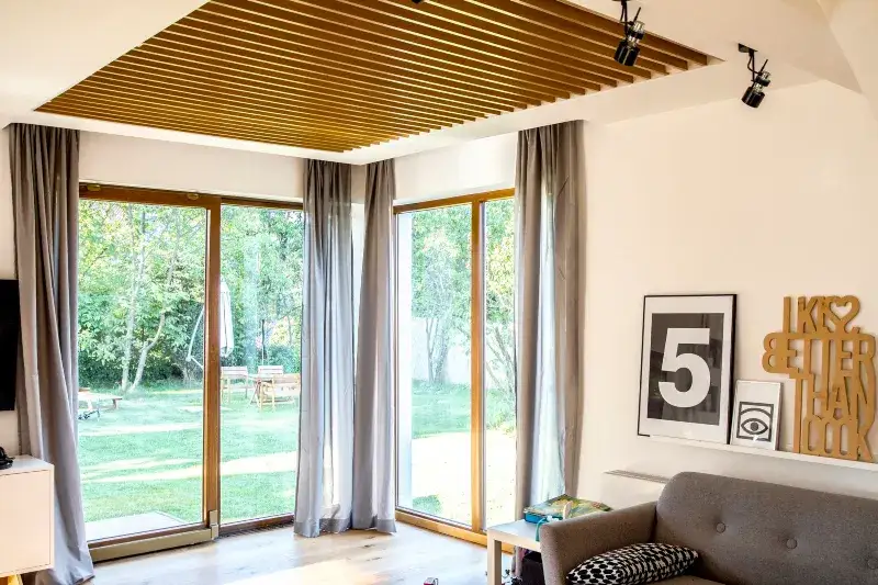 Jak dobrać kolor podłogi do okien złoty dąb, aby stworzyć harmonię?