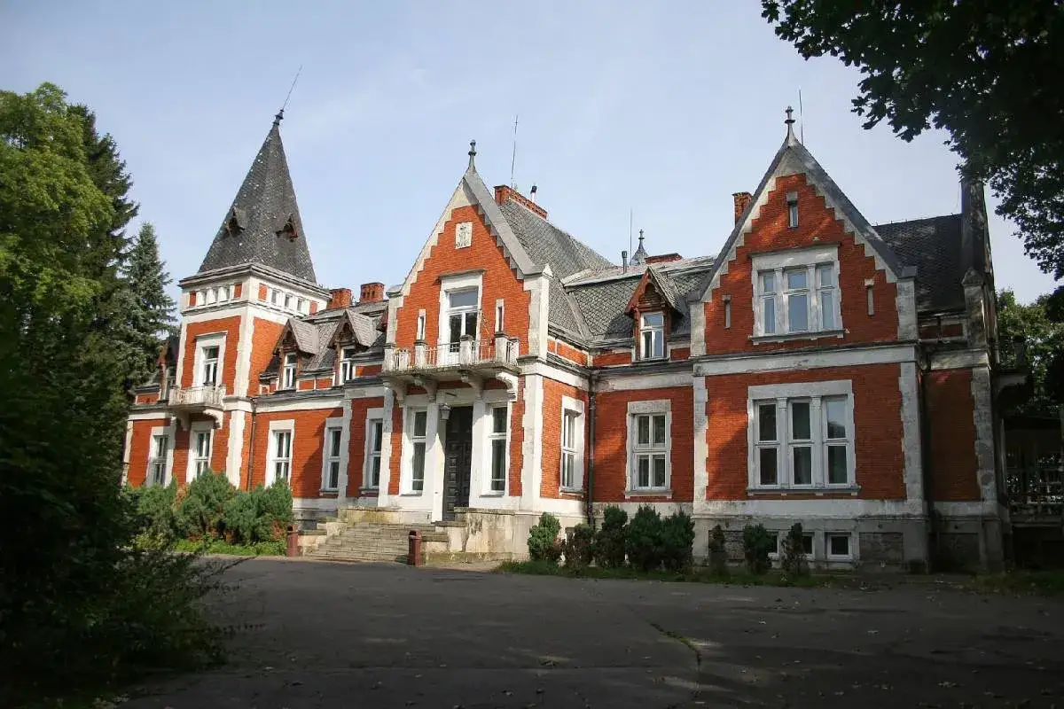 Pałac w Jadwisinie: Historia, architektura i tajemnice zabytku