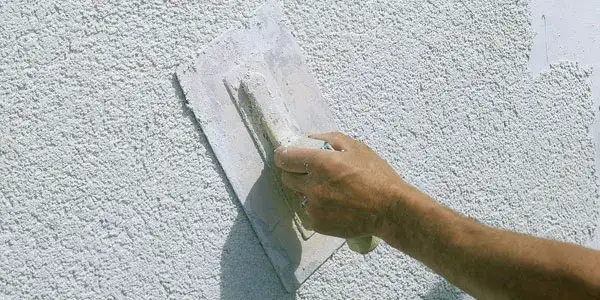 Jak położyć tynk na ścianie: proste kroki do idealnego efektu