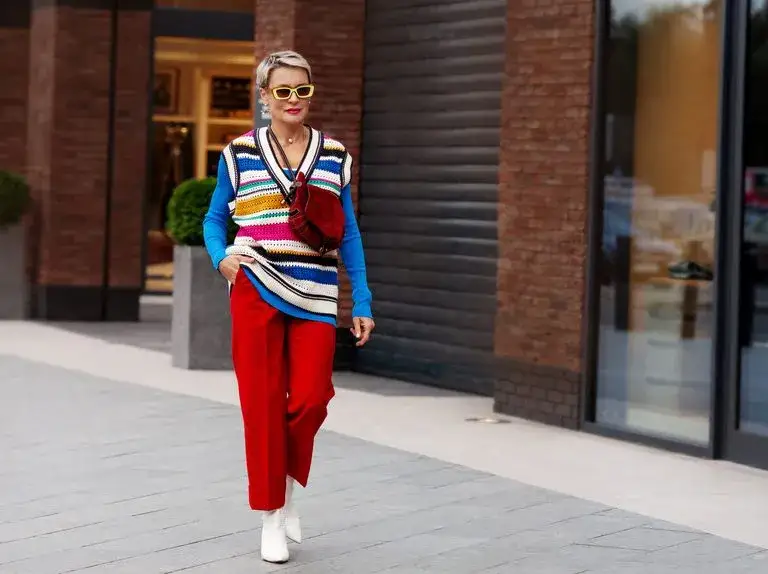 Co ubrać do czerwonych spodni, aby wyglądać stylowo i modnie?