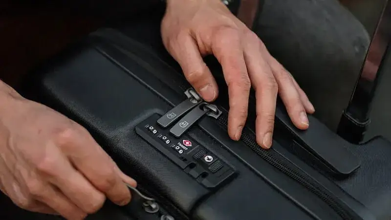 Bagaż rejestrowany czego nie wolno: uniknij kłopotów z zakazanymi przedmiotami