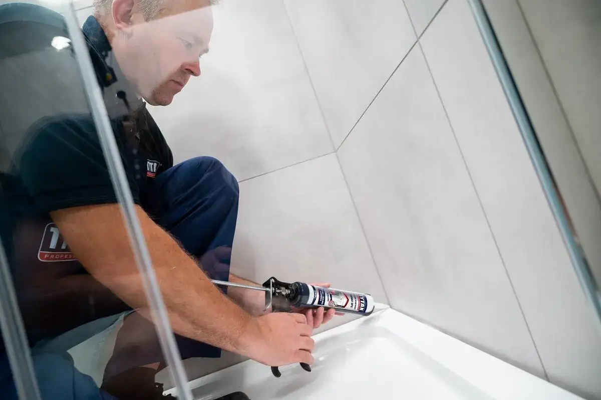 Jak wymienić silikon w łazience - uniknij błędów i zyskaj trwały efekt