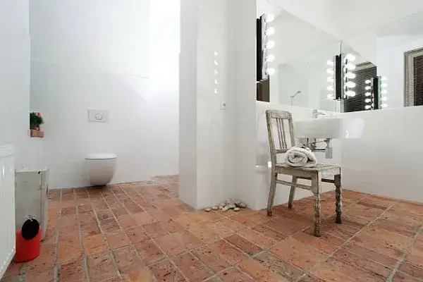 Jak wykończyć łazienkę bez płytek? Oto zaskakujące alternatywy