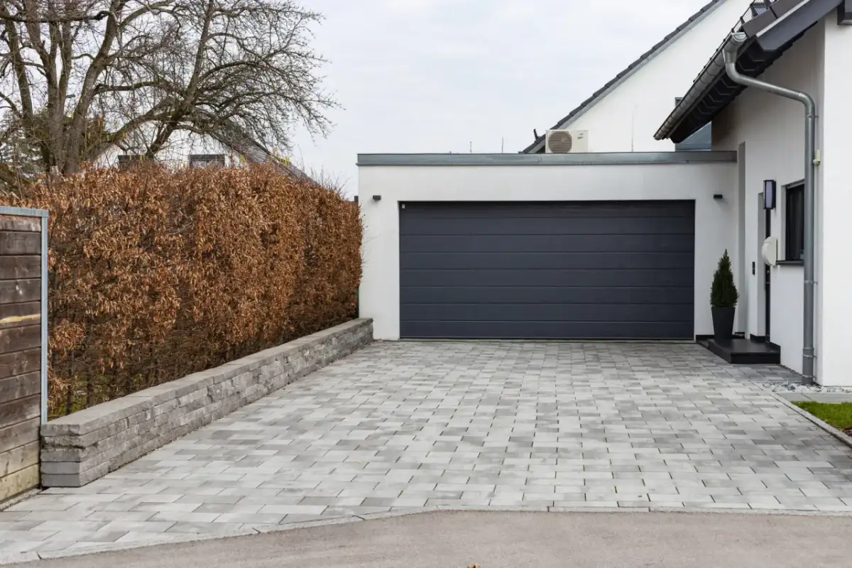 Ile kosztuje wybudowanie garażu? Poznaj ukryte wydatki i oszczędności