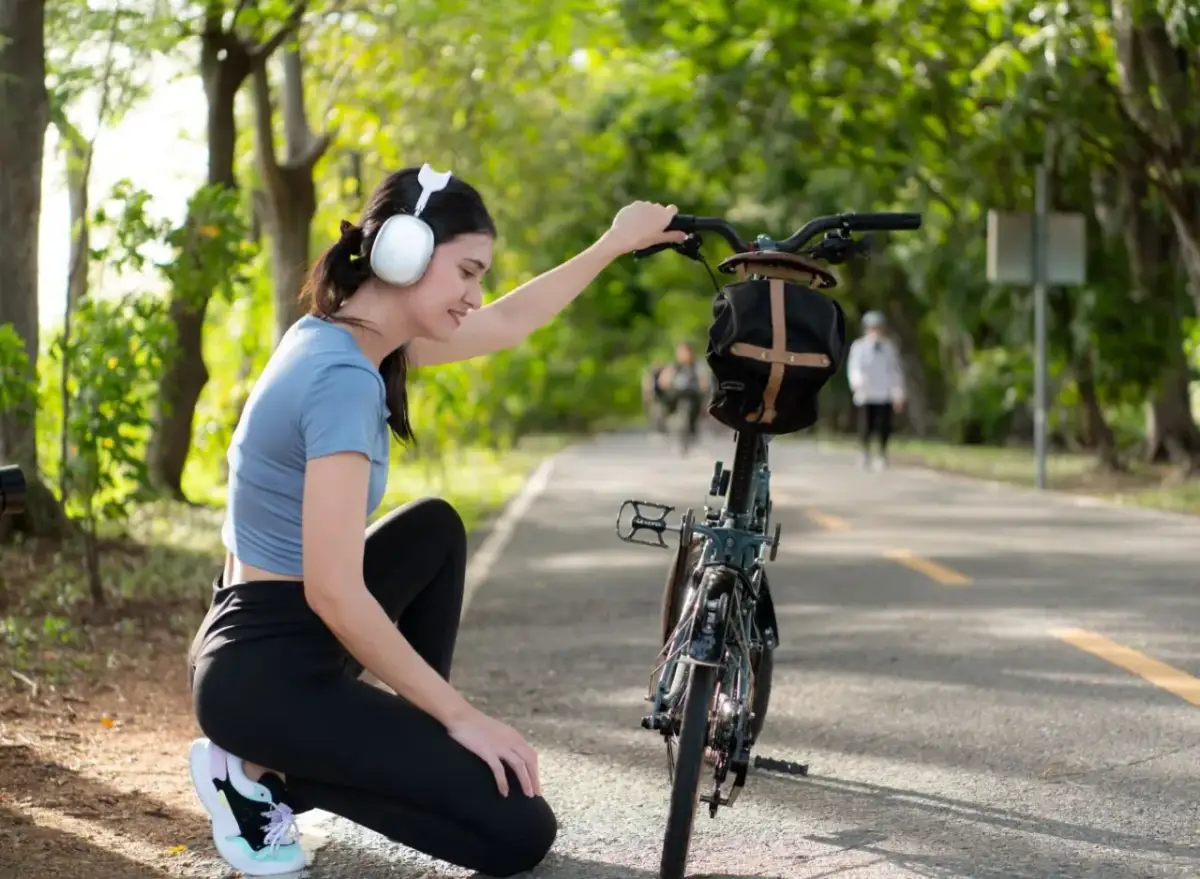 Czy można jeździć w słuchawkach na rowerze? Przepisy i zasady jazdy