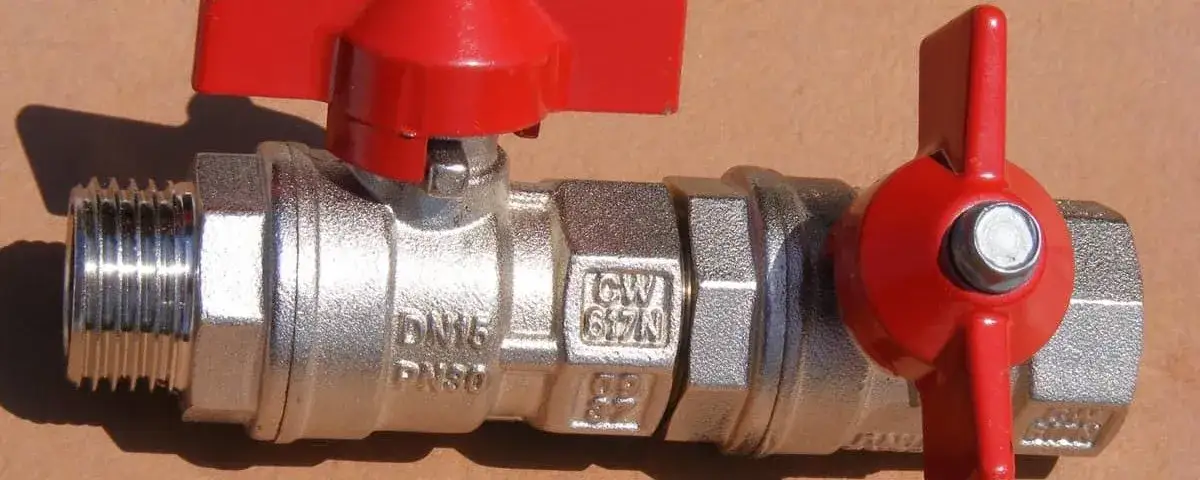 W którą stronę odkręca się zawór wody? Praktyczny poradnik awaryjny