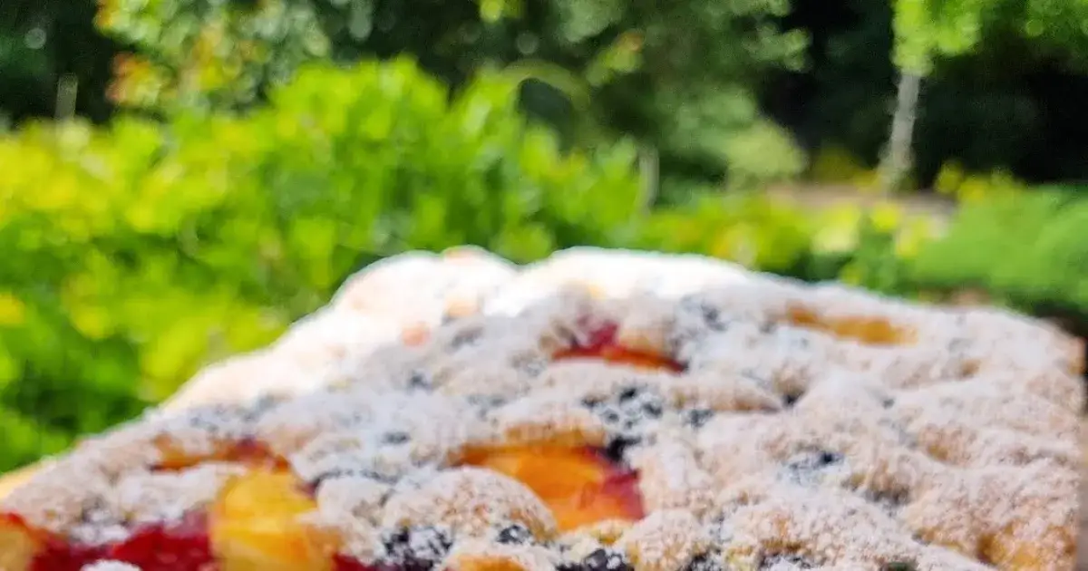 Pyszny przepis na ciasto maślane z owocami, które zachwyci każdego