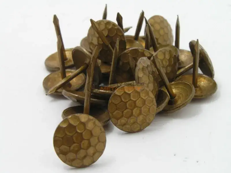 Jak prawidłowo przybijać gwoździe tapicerskie – unikaj błędów i zniszczeń w tapicerce