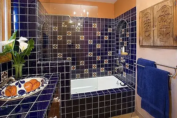 Łazienki w meksykańskim stylu: kolorowe płytki Talavera i naturalne akcenty