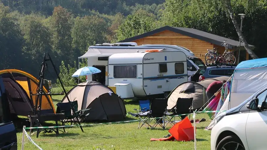 Jakie firmy produkują przyczepy kempingowe? Porównanie najlepszych marek