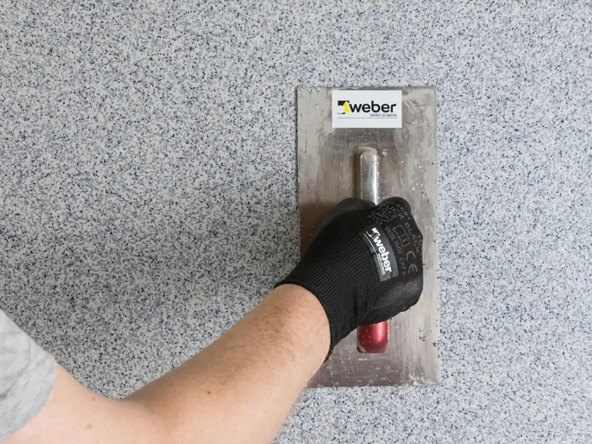 Jak położyć tynk mozaikowy na ścianę i uniknąć najczęstszych błędów