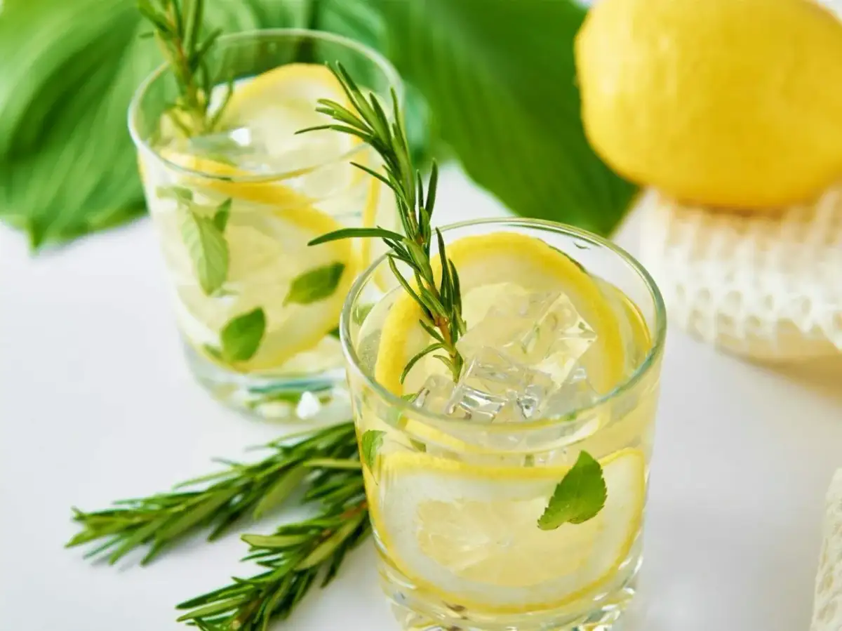 Najlepsze drinki z wódką cytrynową, które zaskoczą Twoich gości