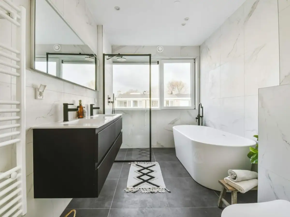 Jak zabezpieczyć okno pod prysznicem? Skuteczne metody na wilgoć i prywatność