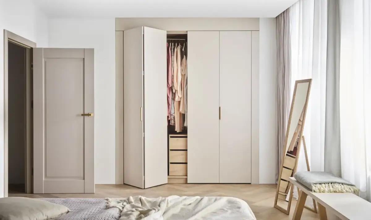 Jak urządzić salon z szafą, aby zyskać więcej przestrzeni i stylu