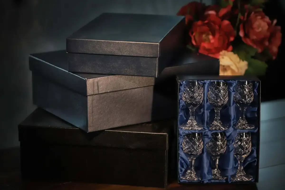 Jak zapakować kieliszki na prezent, by zachwycić obdarowanego i uniknąć uszkodzeń