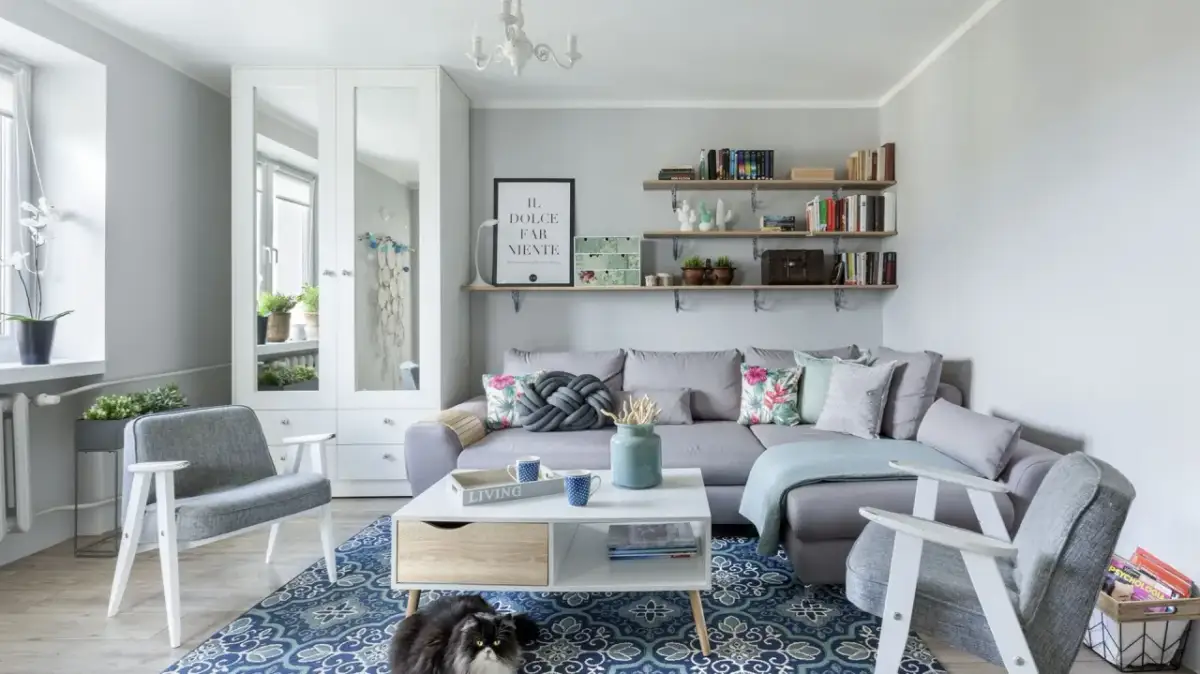 Co nad kanapą w salonie? Odkryj najlepsze pomysły na dekoracje