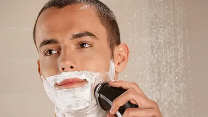 Jak się golić maszynką elektryczną, aby uniknąć podrażnień i uzyskać gładką skórę