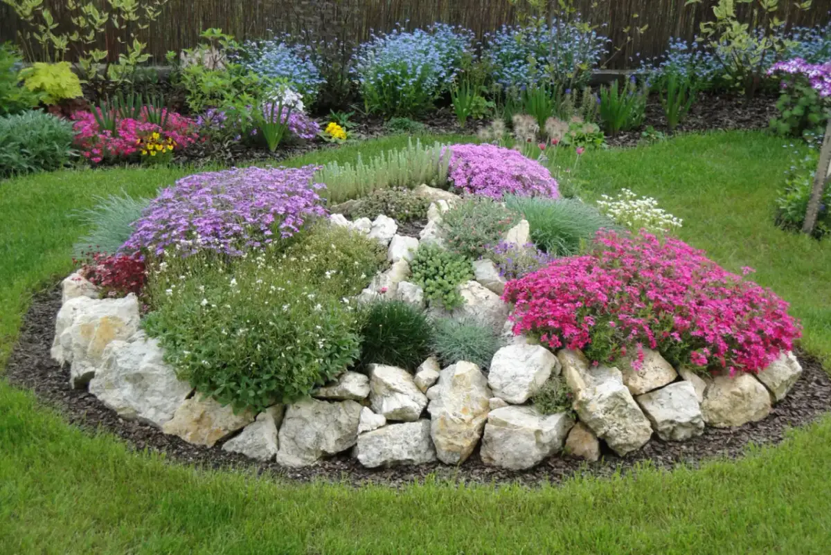 Jak zrobić skalniaki w ogrodzie: praktyczny poradnik krok po kroku