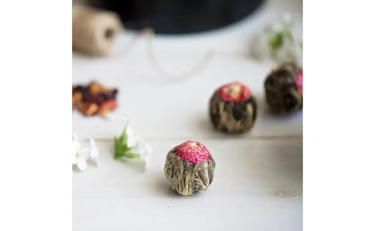 Jak parzyć herbatę rozkwitającą, aby cieszyć się jej magią?