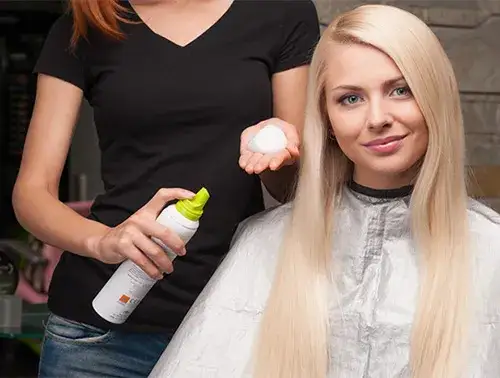 Ile trzyma pianka do włosów? Sprawdź, co wpływa na jej trwałość