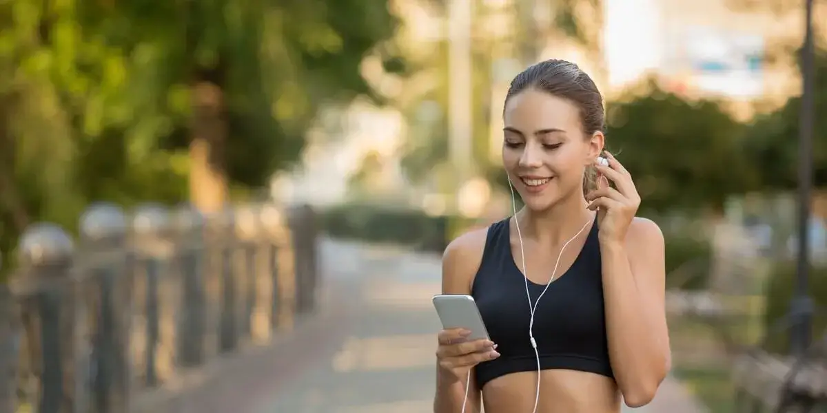 Jak bezpiecznie i wygodnie nosić telefon podczas biegania – praktyczne porady