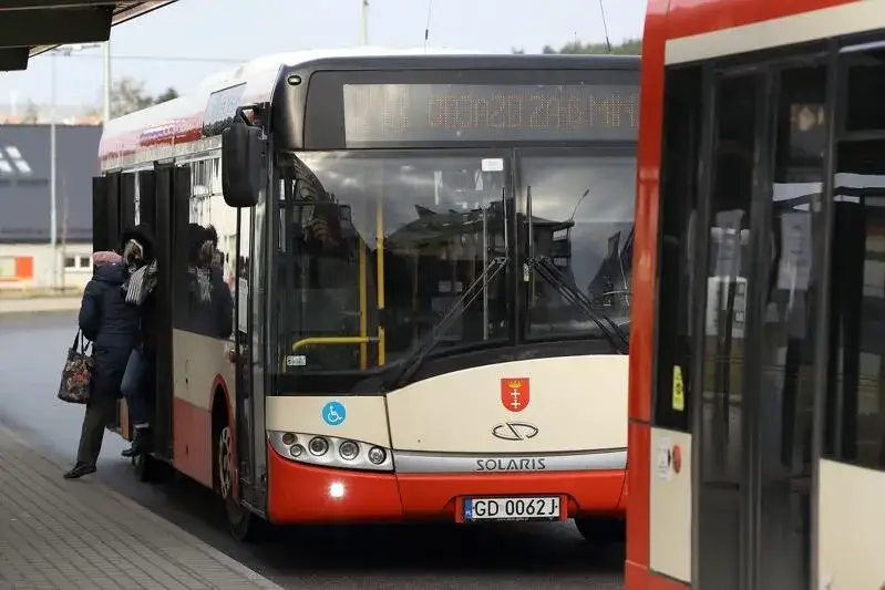 Jaki autobus na lotnisko w Gdańsku? Sprawdź najlepsze opcje transportu.