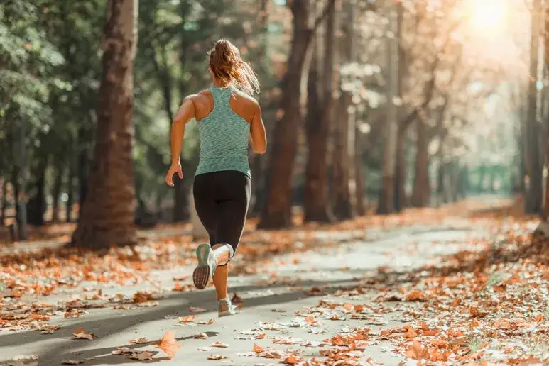 Peut-on courir quand on a mal au dos ? Ce qu'il faut savoir avant de se lancer