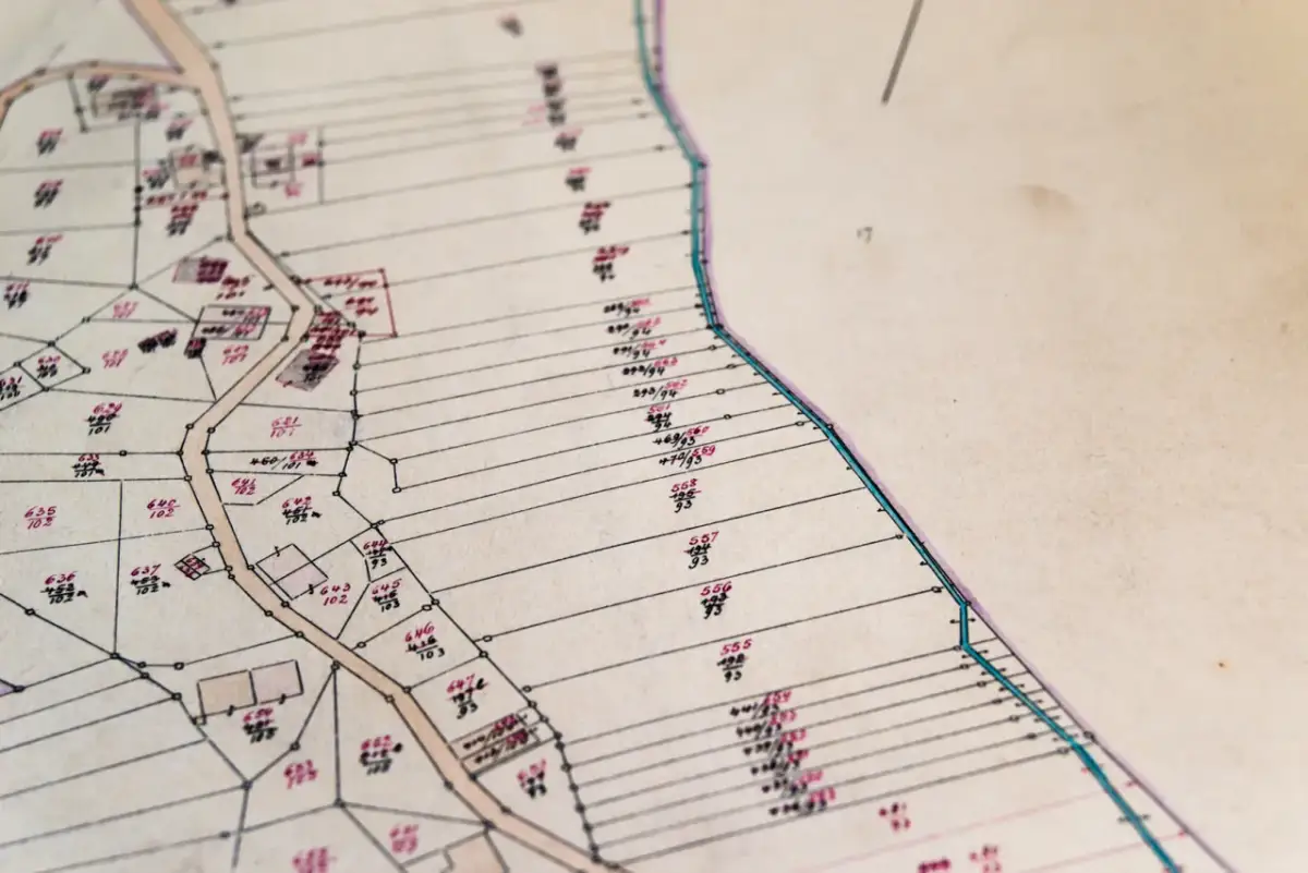 Czy grunt to nieruchomość? Poznaj prawne definicje i różnice