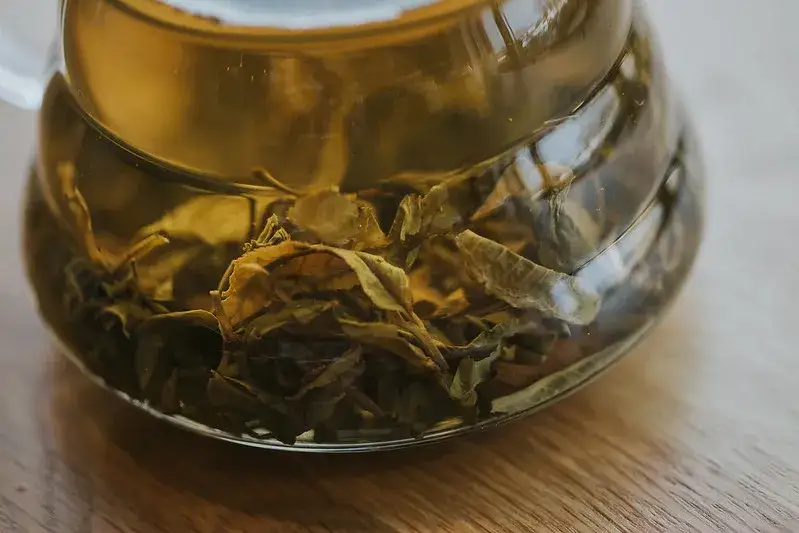 Jaka herbata na oczy? Odkryj skuteczne sposoby na opuchliznę i zmęczenie