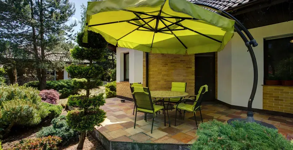 Jaki parasol ogrodowy wybrać, aby cieszyć się słońcem bez obaw?