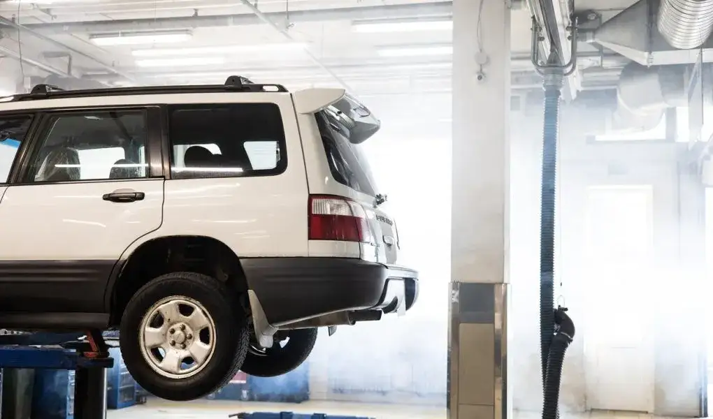 Co potrzebne do lakierowania samochodu? Kluczowe narzędzia i materiały